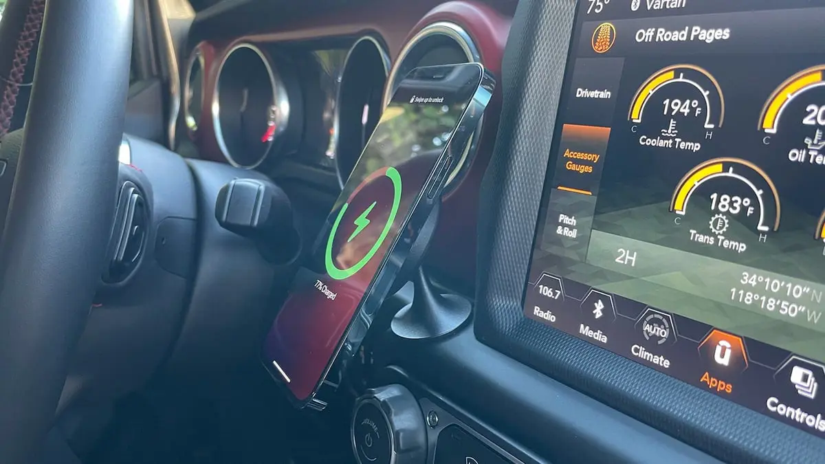 بيلكن تطرح أول قاعدة شحن آيفون للسيارة بتقنية MagSafe