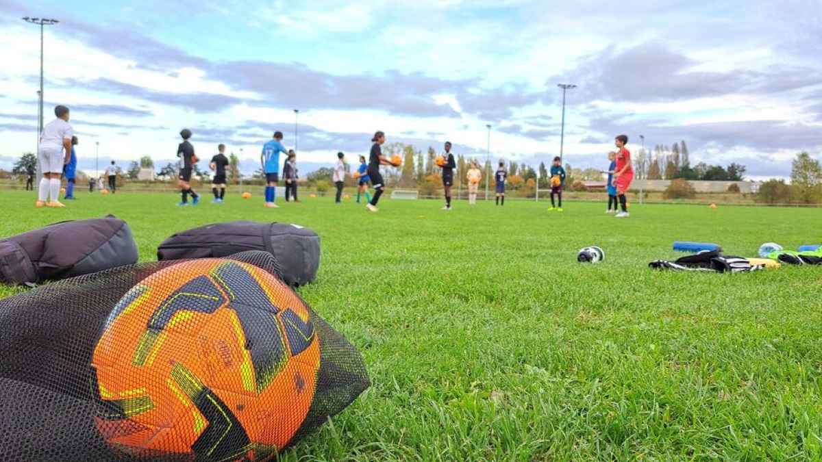 أندية فرنسا تطالب بفتح تحقيق بعد وفاة لاعب ناشئ بسكتة قلبية على أرض الملعب