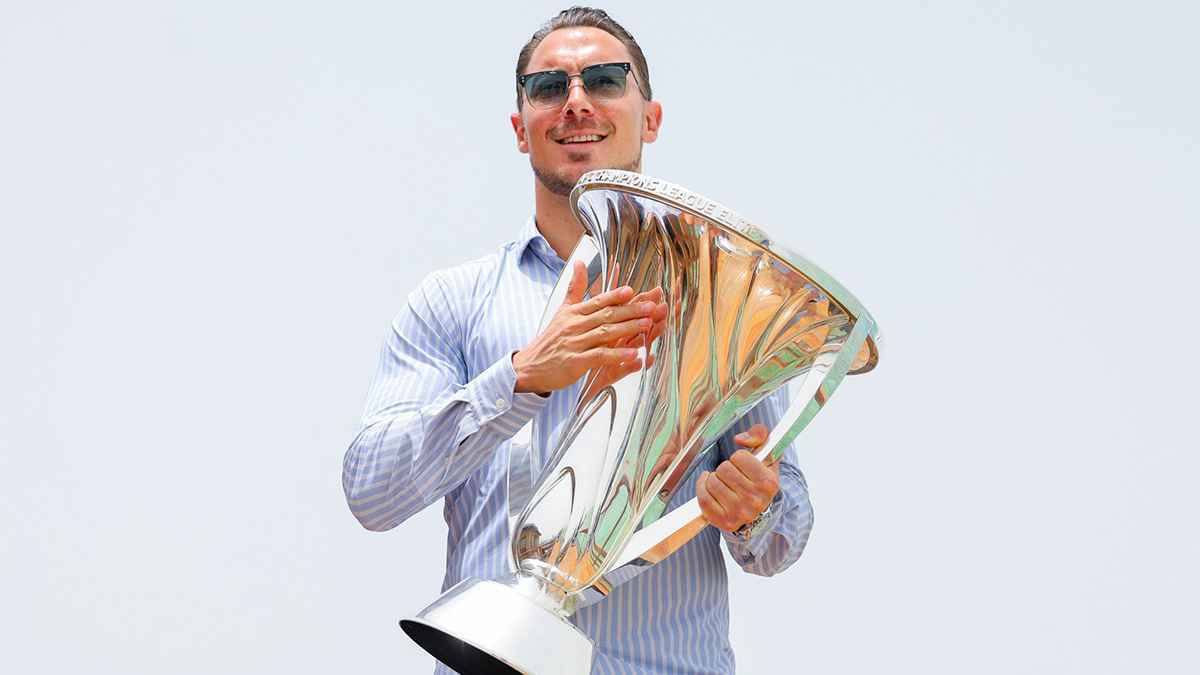 رسمياً.. الأهلي السعودي يجدد عقد ماتياس يايسله