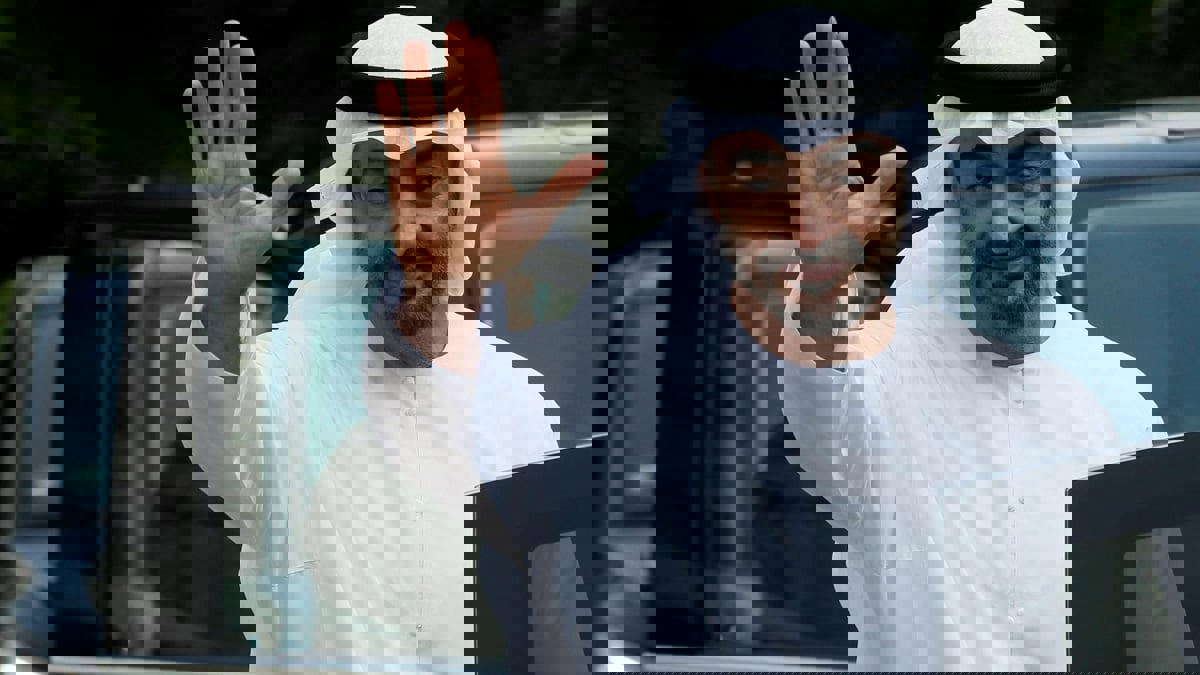 بالفيديو.. محمد بن زايد يتجول في "غاليريا مول"