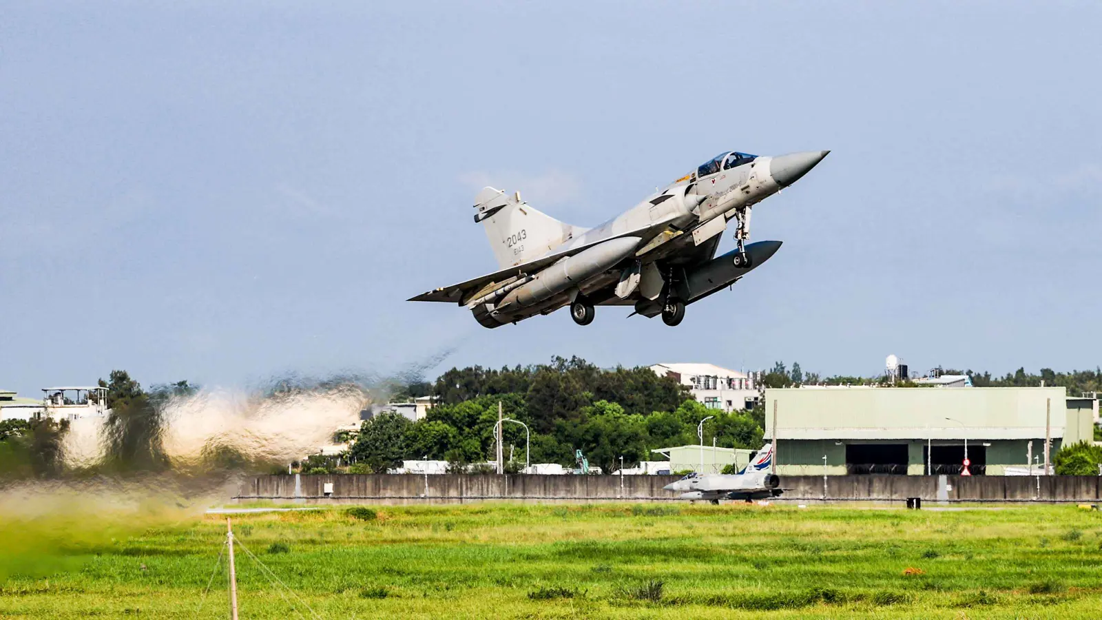 لضرب العمق الروسي.. أوكرانيا تتسلم مقاتلات ميراج 2000 الفرنسية