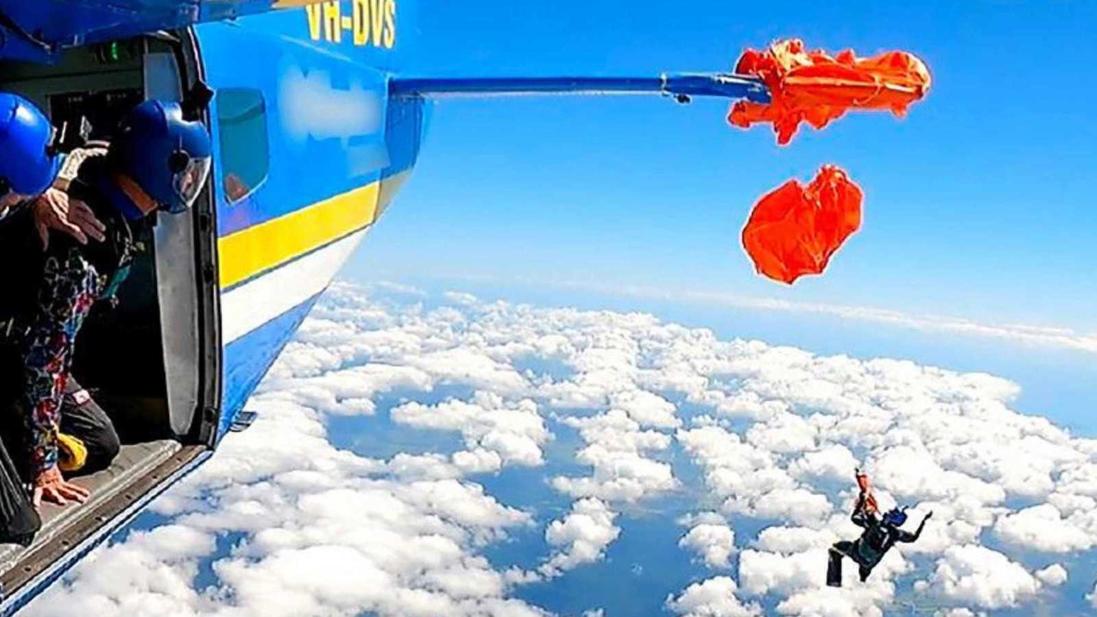 مظلي ينجو بأعجوبة بعد أن علق بجناح الطائرة (فيديو)