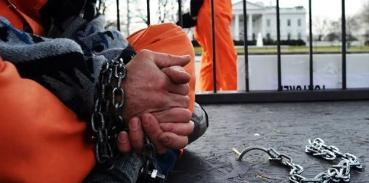 الجزائر تتفاوض مع واشنطن لتسليم 8 معتقلين في غوانتانامو