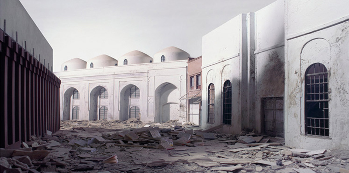 فنان عراقي يسهم في بناء مكتبة في بغداد بطريقة إبداعية (صور)