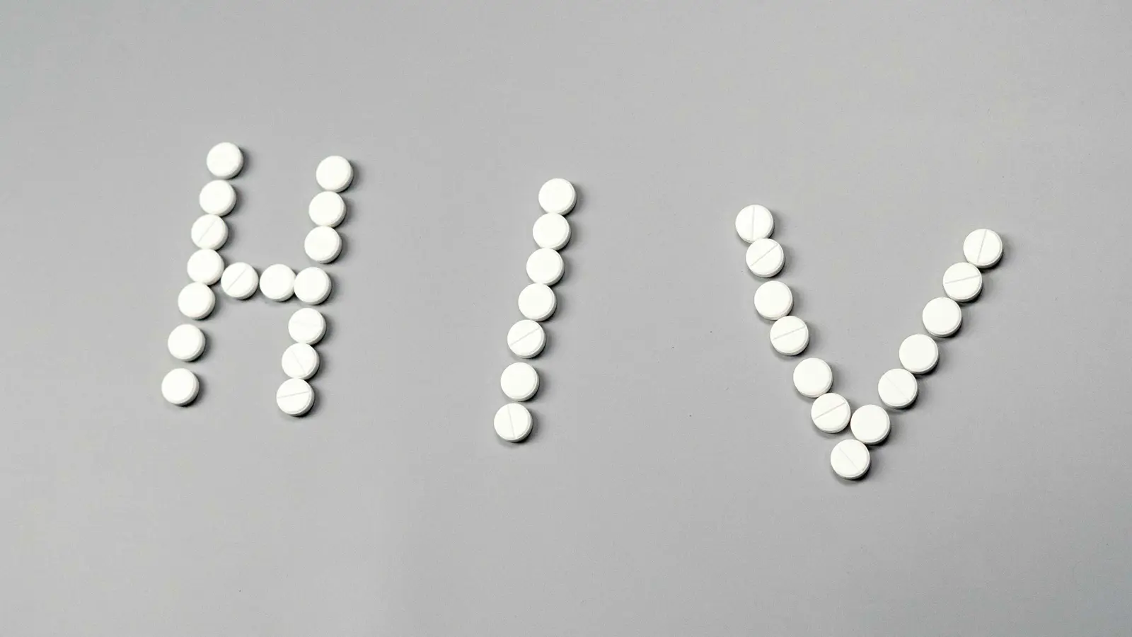 جريمة "صادمة".. توجيه تهمة القتل العمد لزوج نقل الإيدز لزوجته