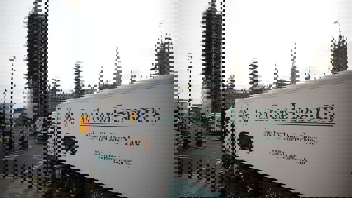 بريطانيا تواجه "شبح الركود" والتضخم بخفض الضرائب