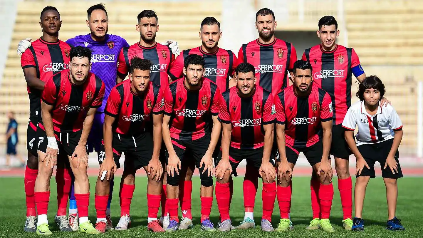 مباراة بالدوري الجزائري تحت أضواء السيارات بسبب انعدام الإنارة (فيديو)