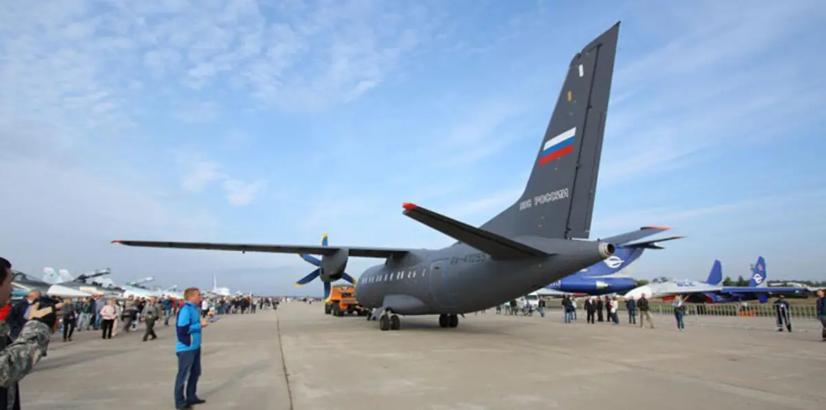 طائرة روسية تلقي مساعدات على بلدتين شيعيتين شمال سوريا