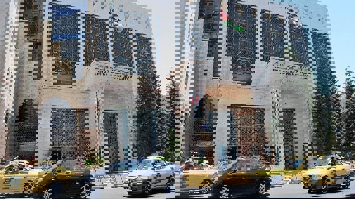 محافظ المركزي الأردني لا يرى تغييرا في ربط العملة بالدولار على المدى المتوسط‎