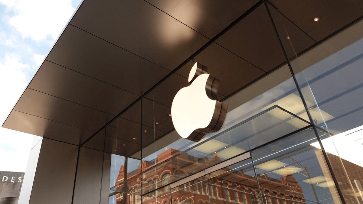 أبل تبحث مع غوغل دمج محركها "جيميناي" في هواتف آيفون