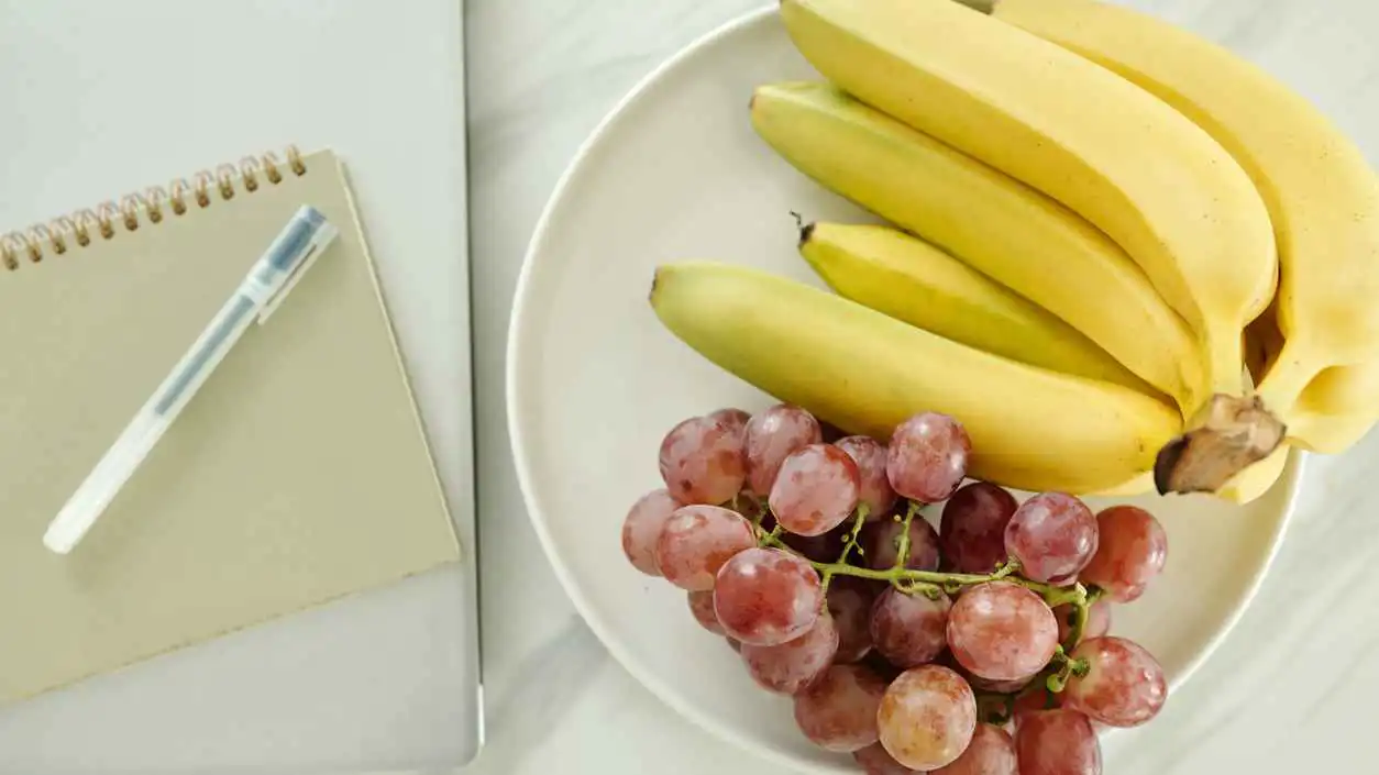 الموز مقابل العنب.. أيهما يزودك أكثر بالبوتاسيوم؟