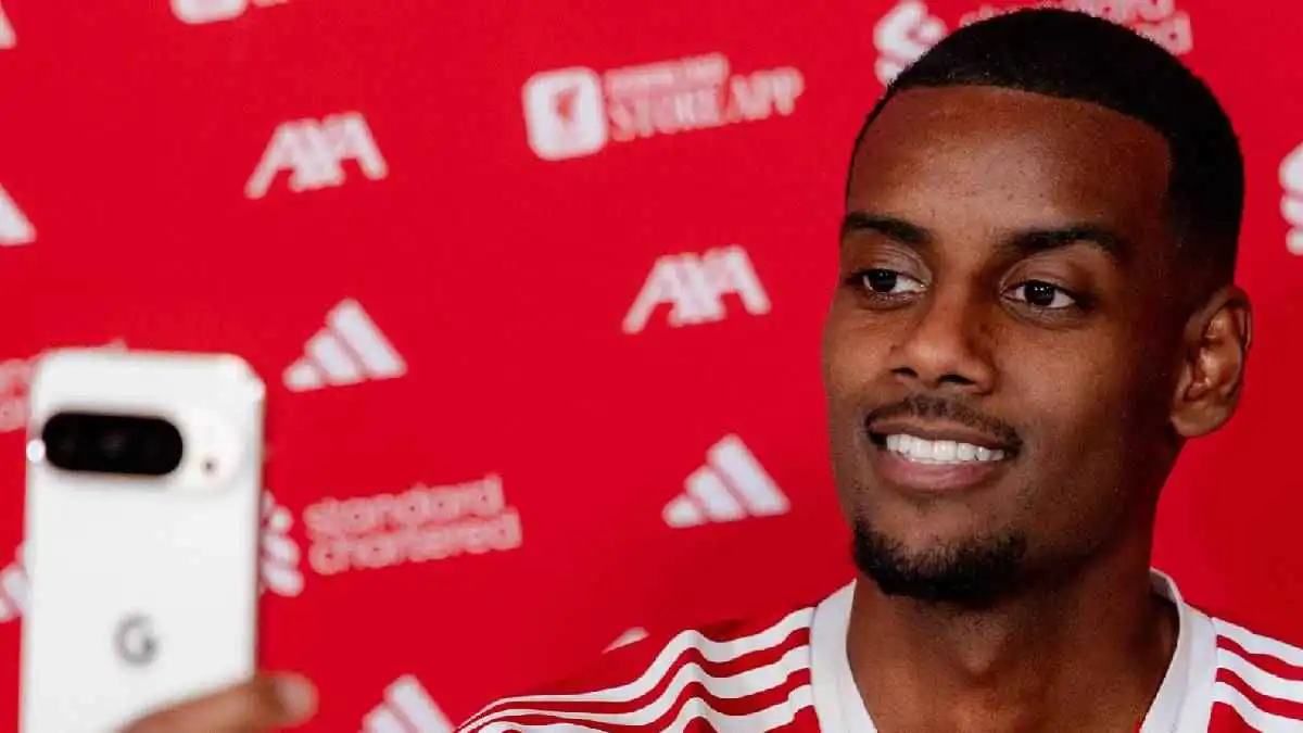 كريستيانو رونالدو تدخل لإقناعه.. لماذا رفض إيزاك الانتقال إلى ريال مدريد؟