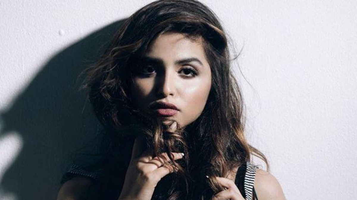 حلا الترك ترد على ظهور زوجة أبيها دنيا بطمة بالبكيني بمقطع