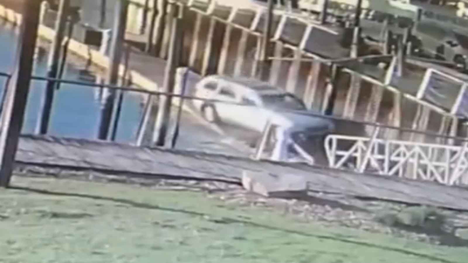 سيارتها انزلقت نحو البحر.. والرصيف أنقذ الموقف (فيديو)