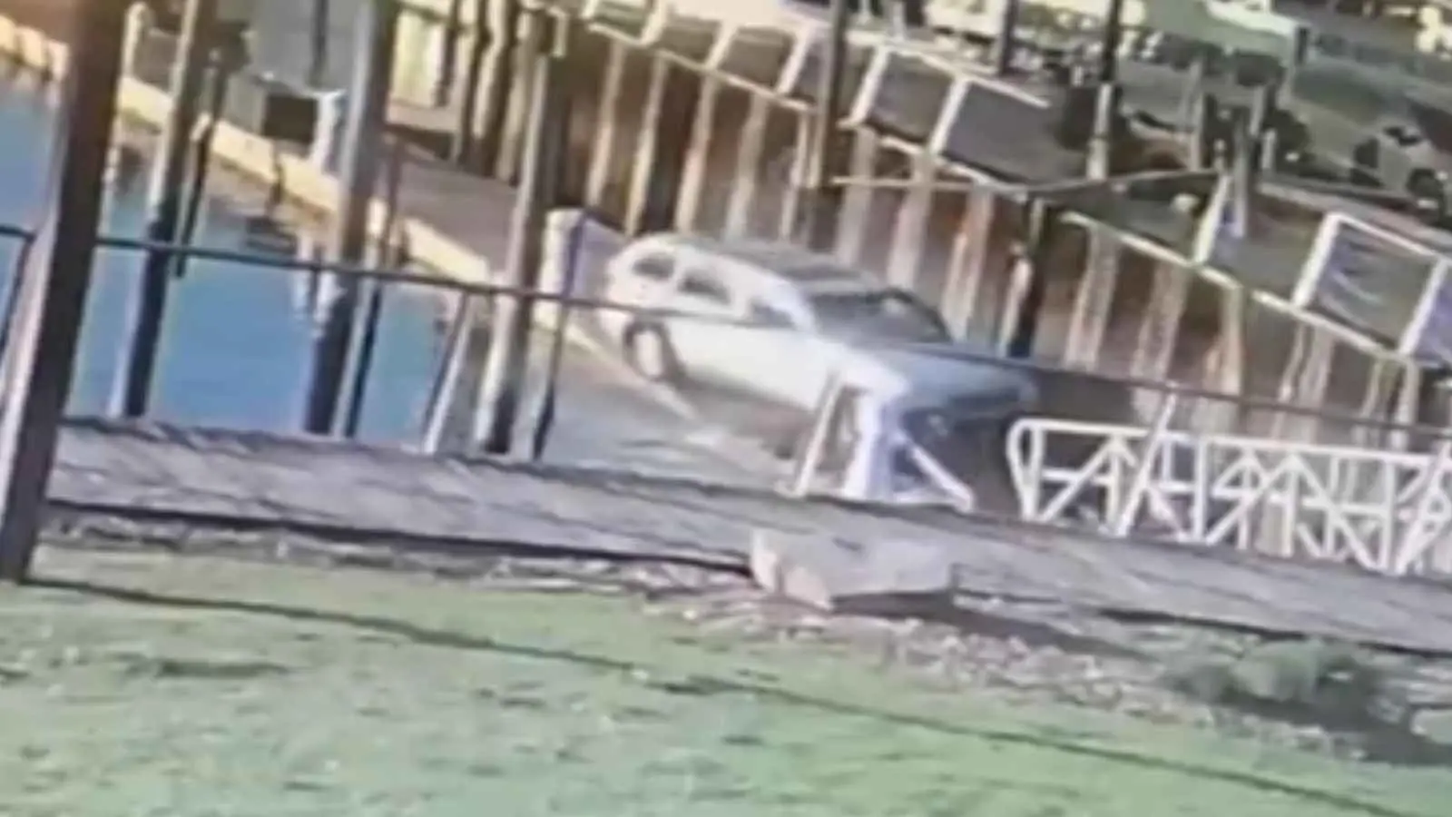 سيارتها انزلقت نحو البحر.. والرصيف أنقذ الموقف (فيديو)