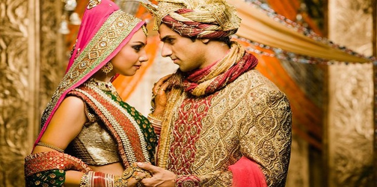 الهنود يتحدّون التقاليد الصارمة ويتعارفون على مواقع التواصل الاجتماعي