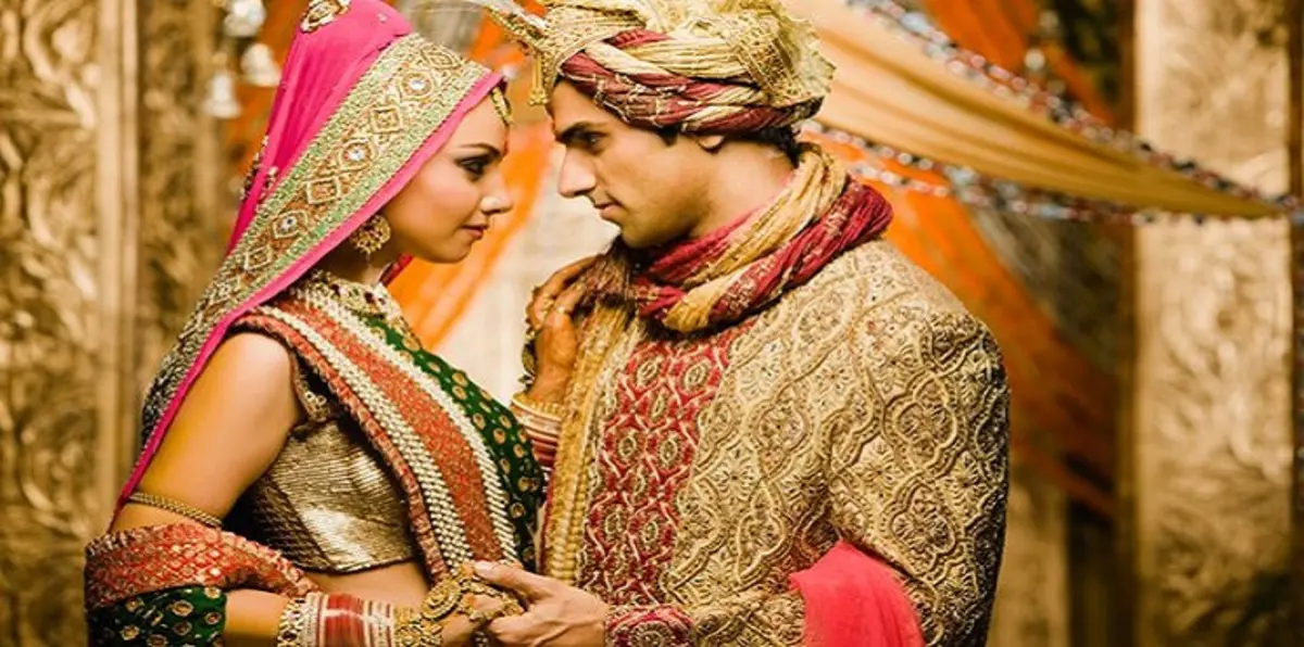 الهنود يتحدّون التقاليد الصارمة ويتعارفون على مواقع التواصل الاجتماعي