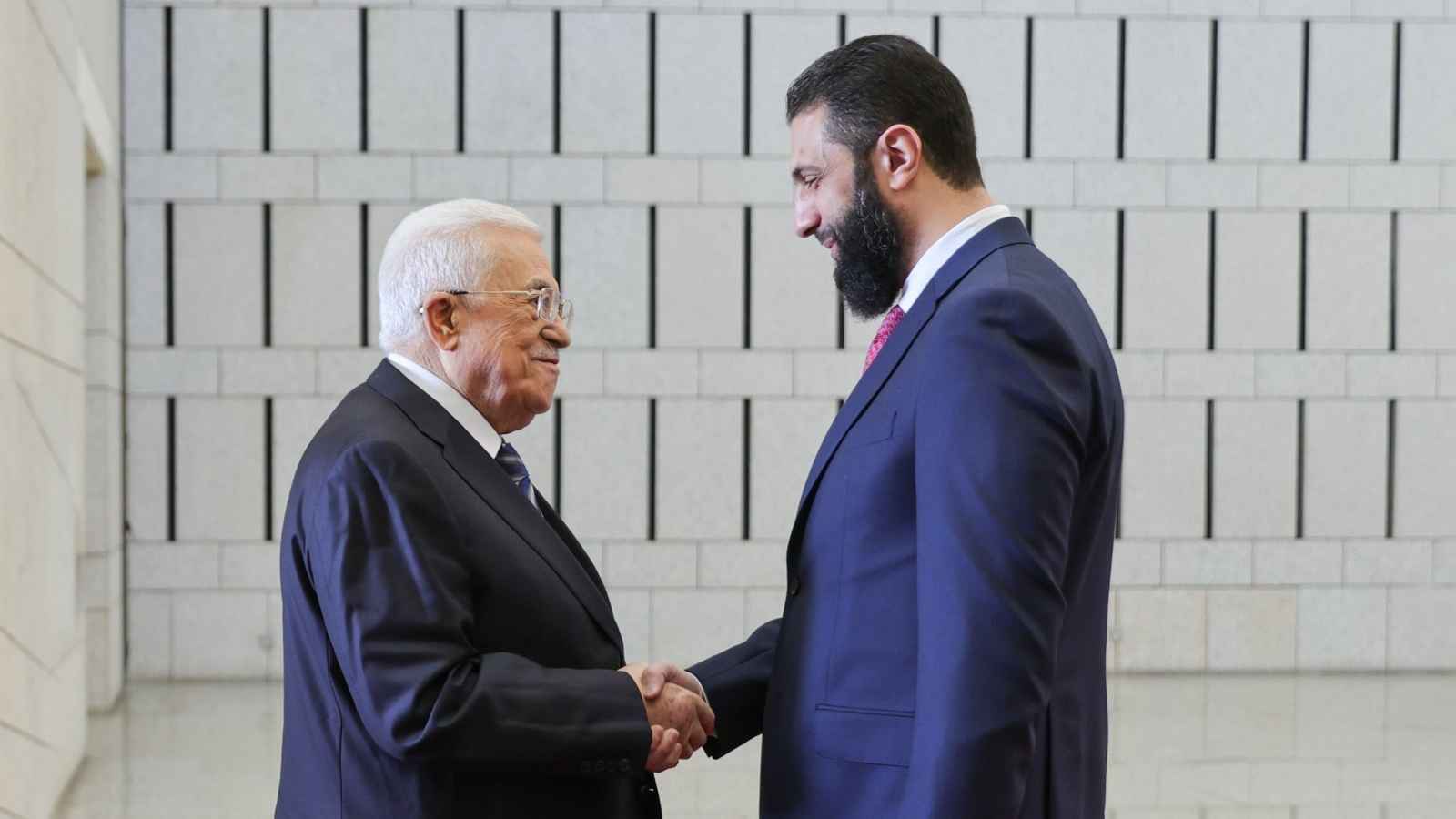 الشرع يستقبل عباس في زيارته الأولى إلى دمشق منذ 16 عاما (فيديو)