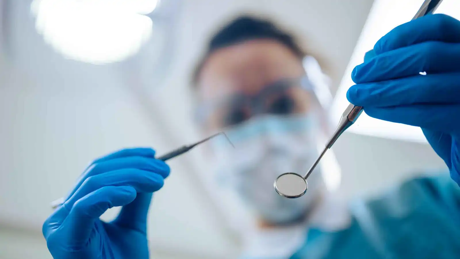 امرأة تنتحل صفة طبيبة أسنان وتترك مريضها "نازفاً"