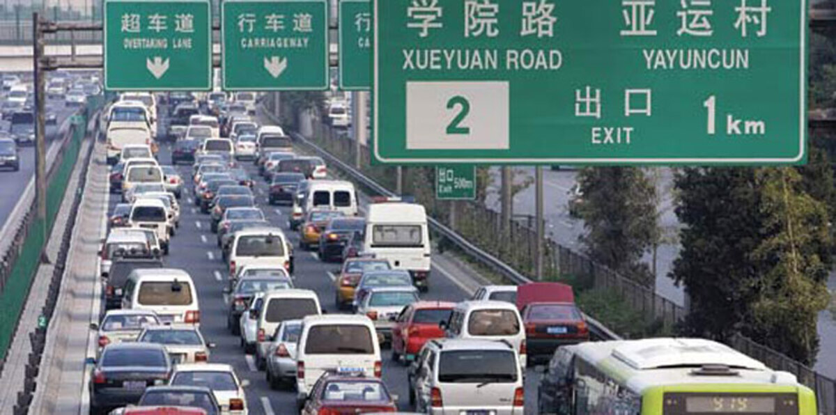 بالصور.. تجمّد قبعة شرطي مرور في الصين بعد عمله لمدة 4 ساعات في البرد