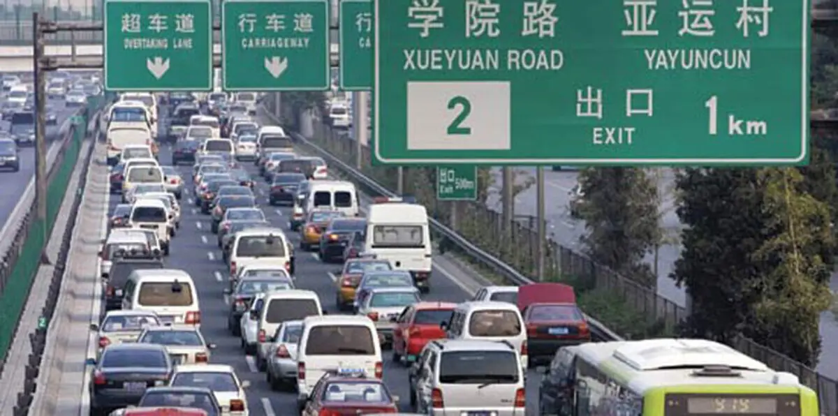 بالصور.. تجمّد قبعة شرطي مرور في الصين بعد عمله لمدة 4 ساعات في البرد