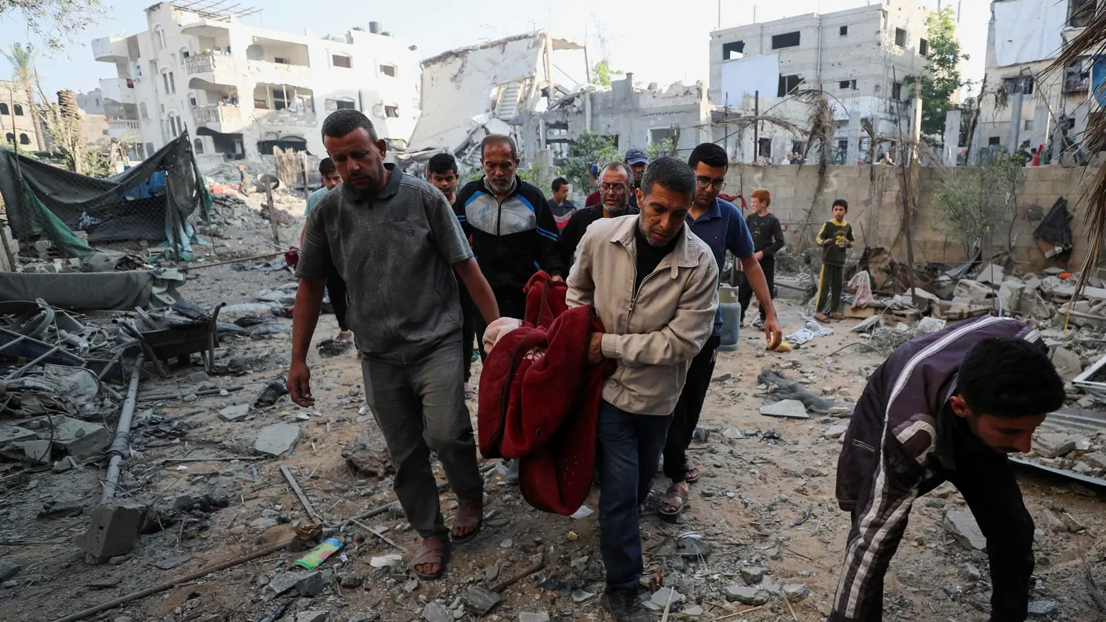 إسرائيل تكثف عملياتها.. عشرات الضحايا في غارات عنيفة على غزة