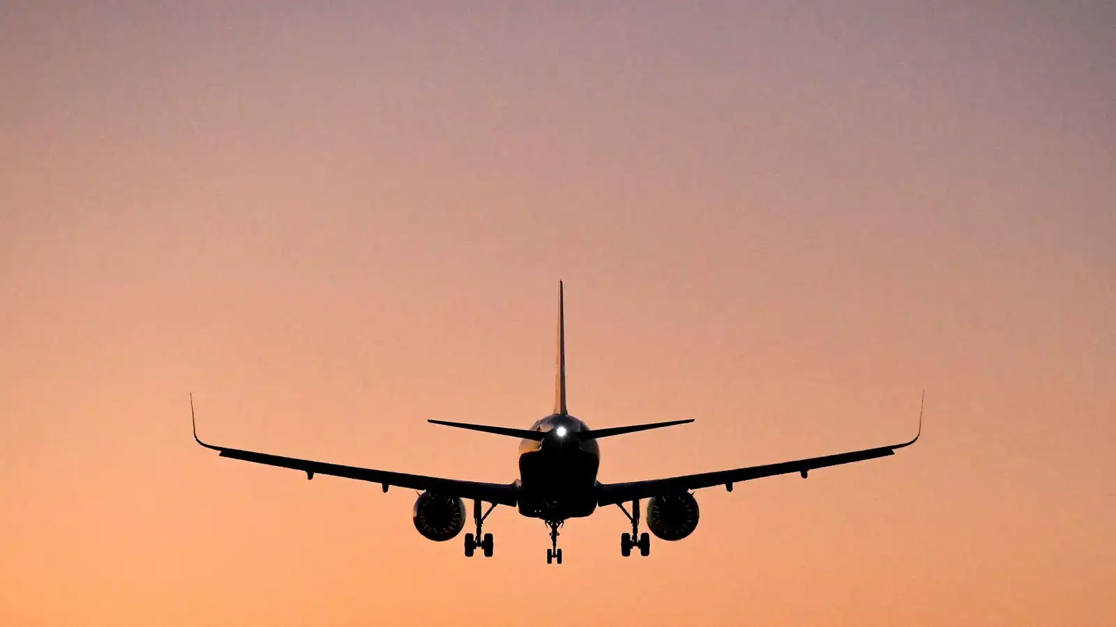 قاذفة "B-2" الأمريكية تعرّض طائرة مدنية لخطر الاصطدام في الجو