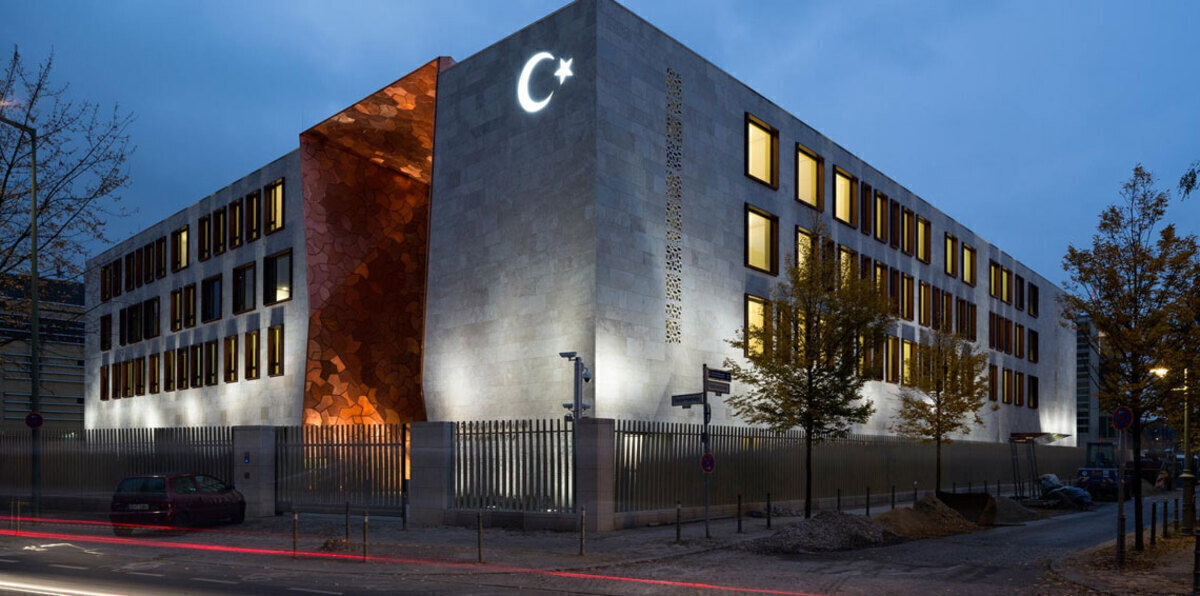 مقتل شخصين في إطلاق نار قرب القنصلية التركية بإيران