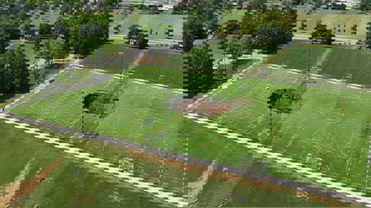 حفرة تبتلع ملعب كرة قدم في ألتون الأمريكية‎