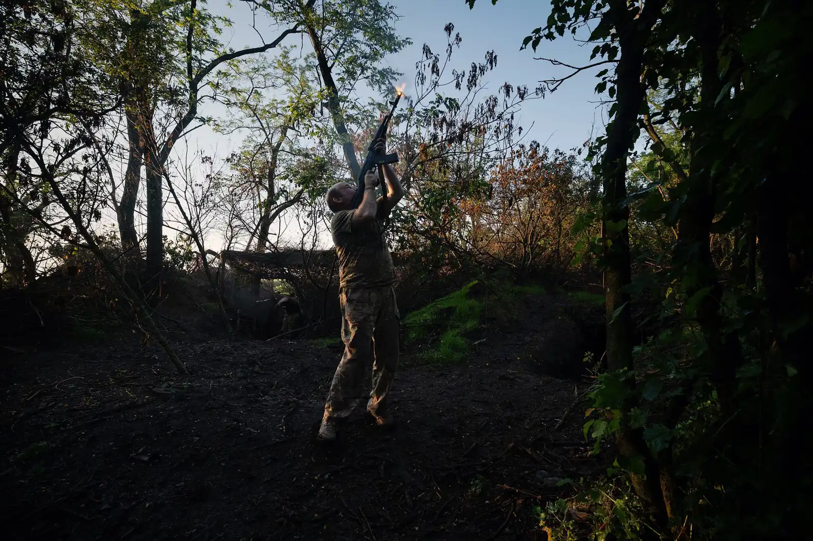 جندي وسط أوراق شجر كثيفة في أوكرانيا