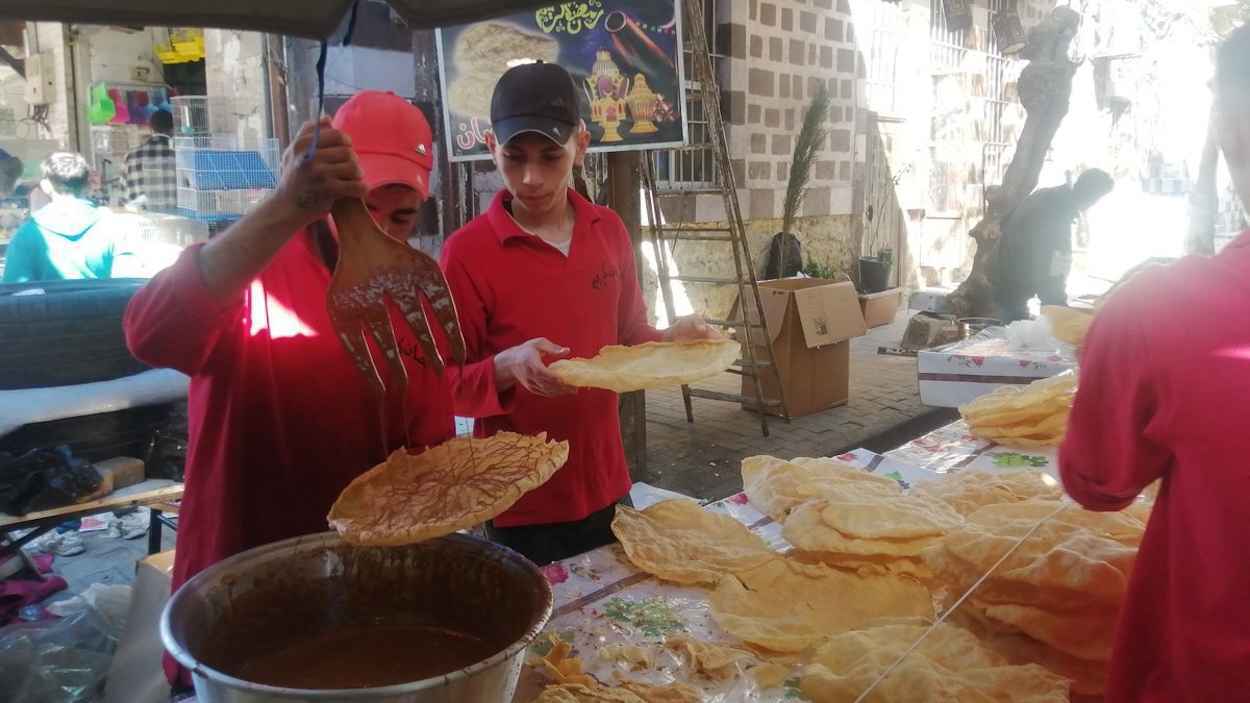 "الناعم الدمشقي".. حلوى رمضان التي تنتظرها الشوارع والأسواق (صور)