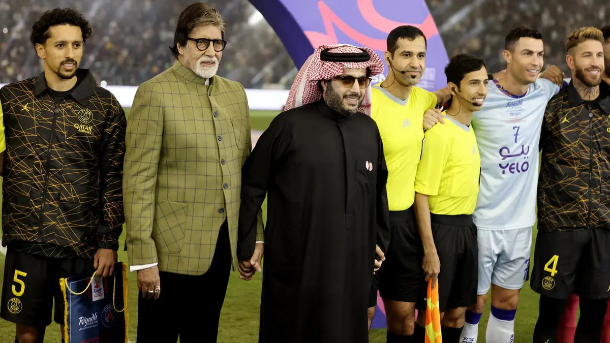 "شيء مذهل".. ماذا قال أميتاب باتشان عن ظهوره في مباراة كأس موسم الرياض؟