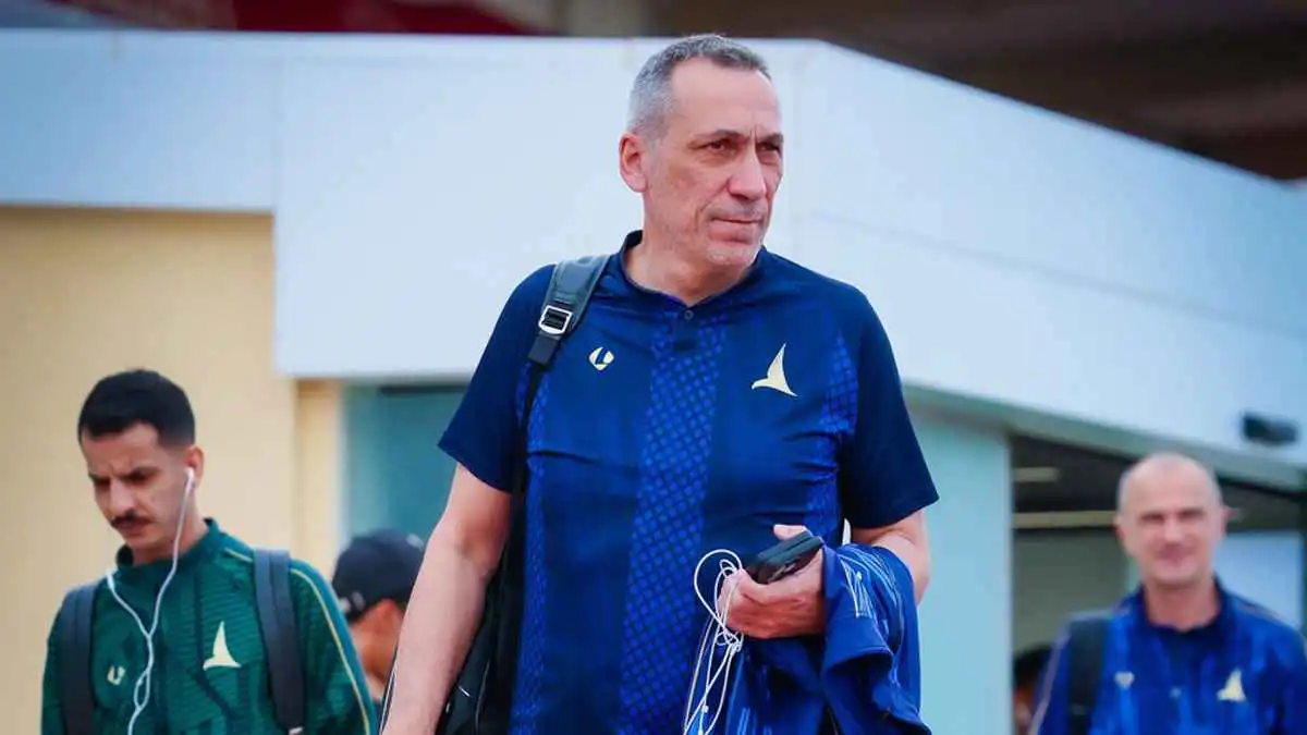 أول رد من نادي الخليج حول تدريب دونيس المنتخب السعودي