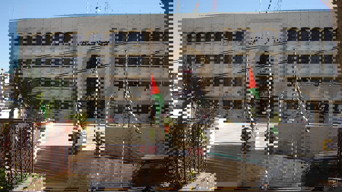 الأردن.. منع أب برفقة طفليه من الانتحار أمام بلدية إربد