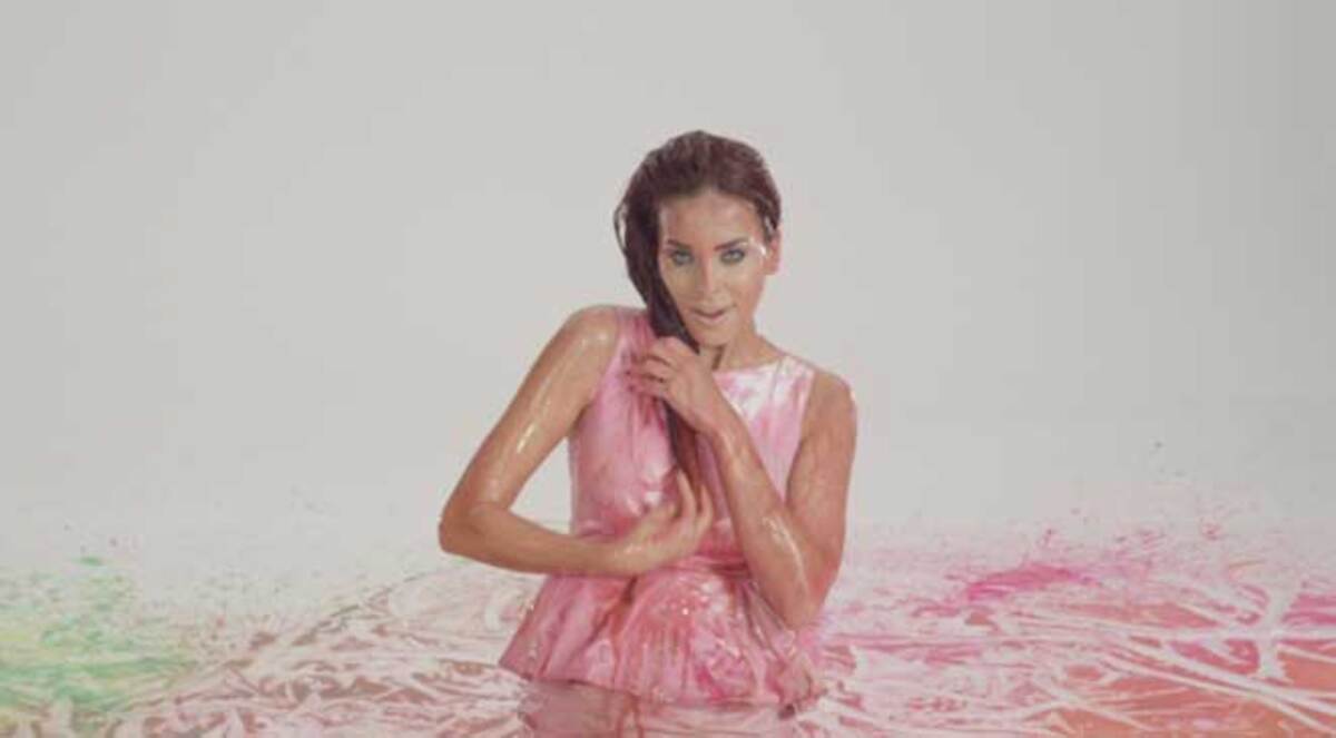 صور.. إطلالة مثيرة لـ"دومينيك حوراني" من تحت الماء