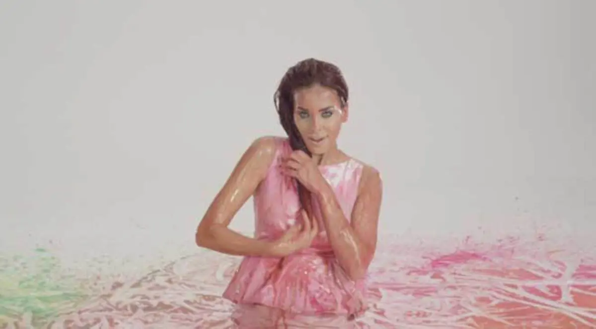 صور.. إطلالة مثيرة لـ"دومينيك حوراني" من تحت الماء