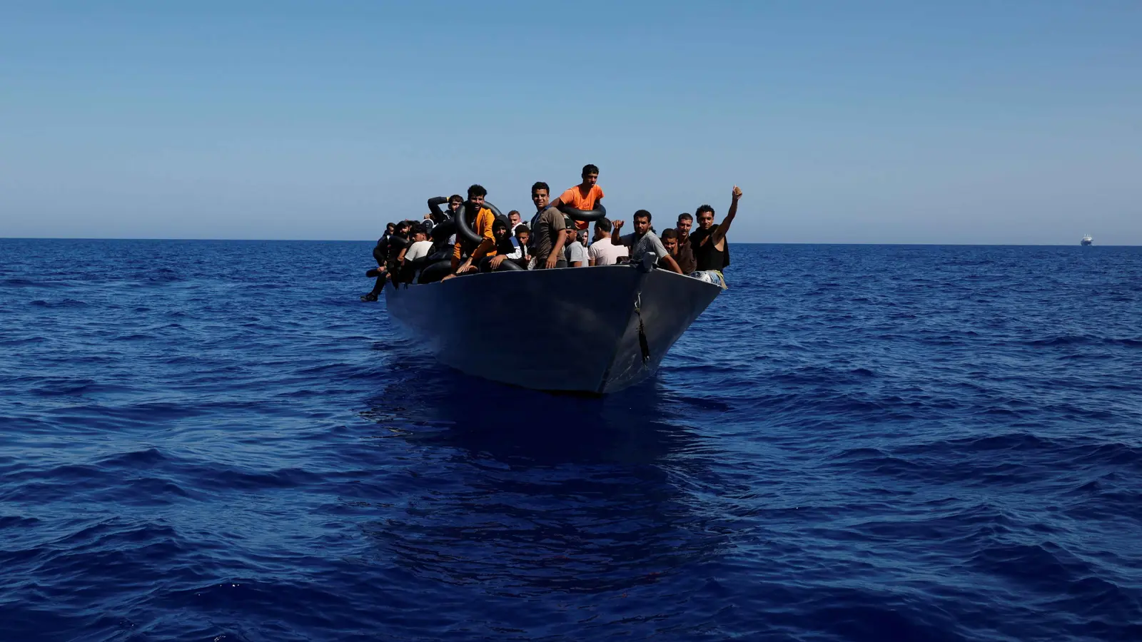 ليبيا.. انتشال 18 جثة وإنقاذ 90 مهاجراً بعد انقلاب قاربهم (صور)