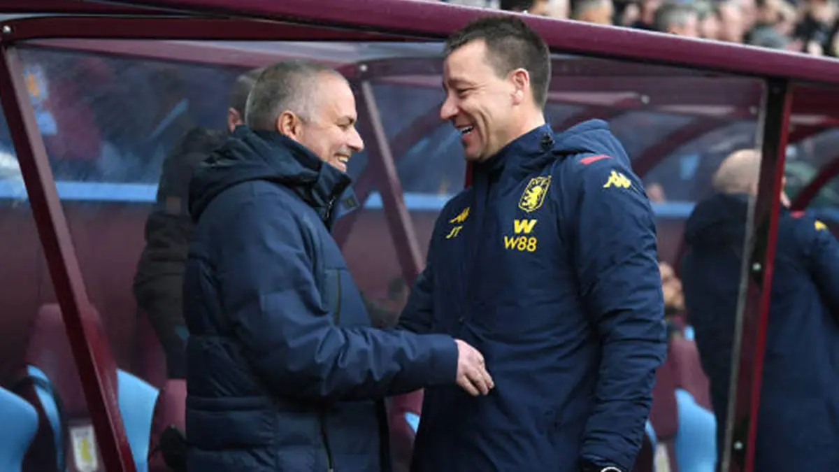 لقطة رائعة تجمع بين مورينيو وجون تيري خلال مباراة توتنهام ضد أستون فيلا (فيديو)