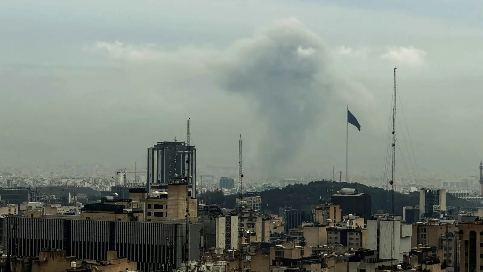 الجيش الإسرائيلي يعلن شن سلسلة ضربات على بنى تحتية في طهران