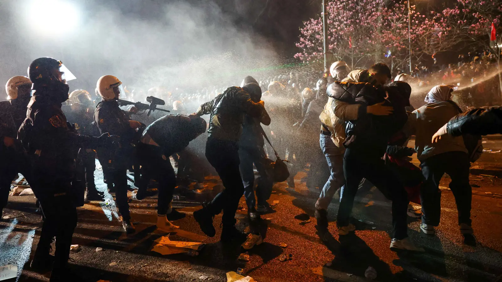 تركيا.. صحفي سويدي يواجه تهمة الإرهاب