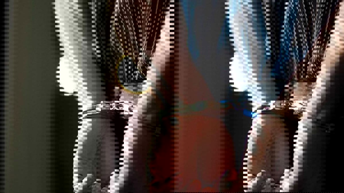 السعودية.. القبض على يمني ظهر في مقطع فيديو وهو يتباهى بتناول "القات"