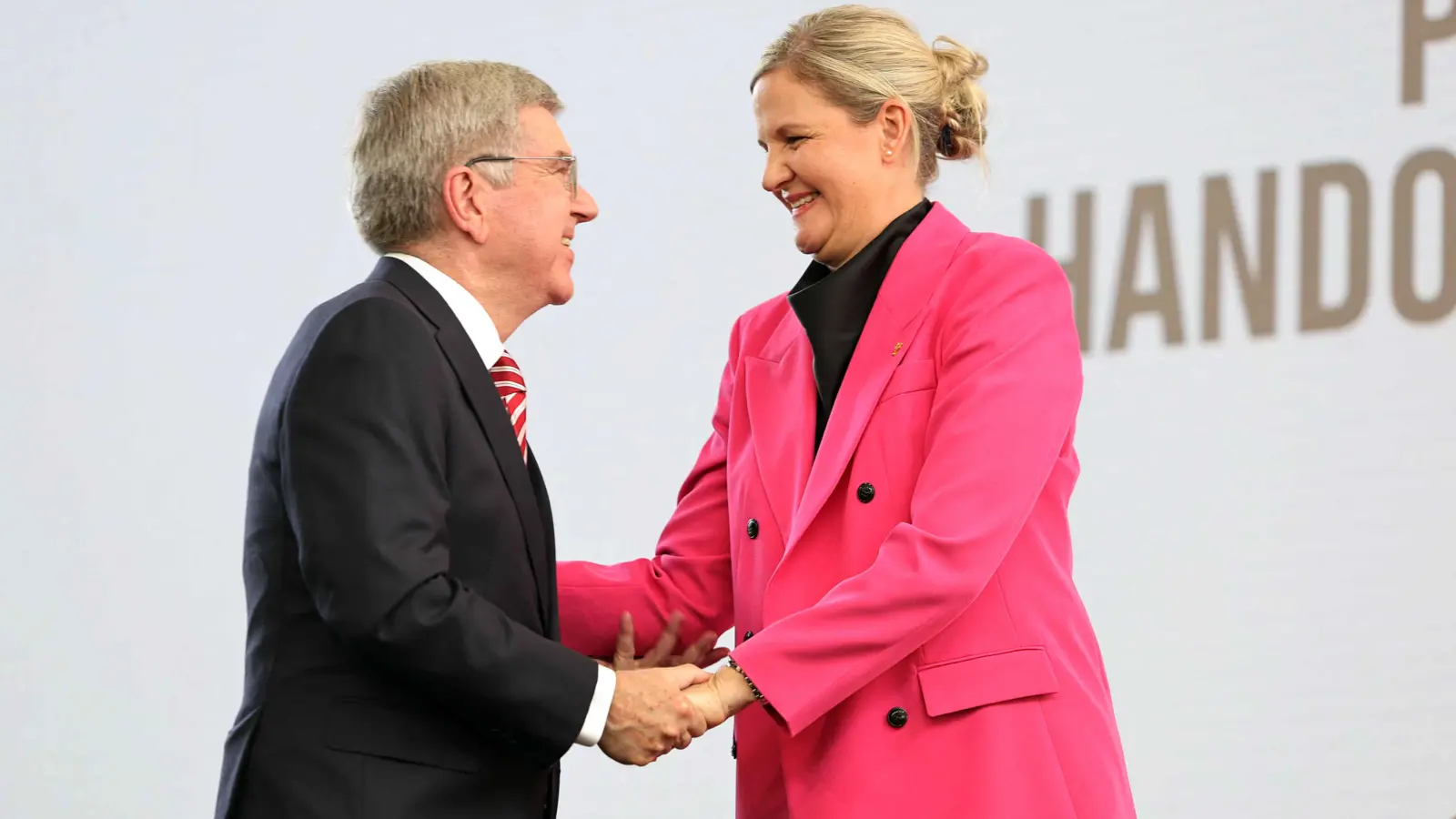 توماس باخ يسلّم كريستي كوفنتري مفتاح اللجنة الأولمبية الدولية (صور وفيديو)