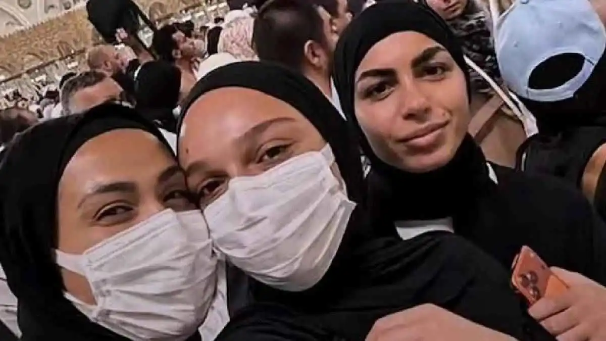 كاثلين لاعبة النصر أثناء تواجدها في الحرم المكي