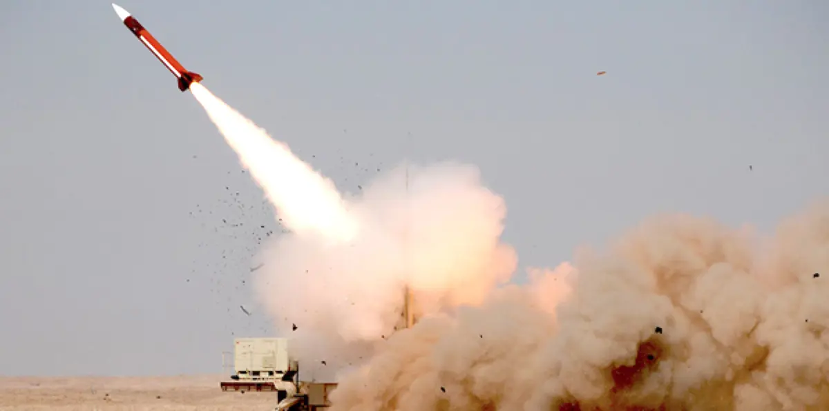 الدفاعات الجوية السعودية تعترض صاروخًا باليستيًا فوق جازان