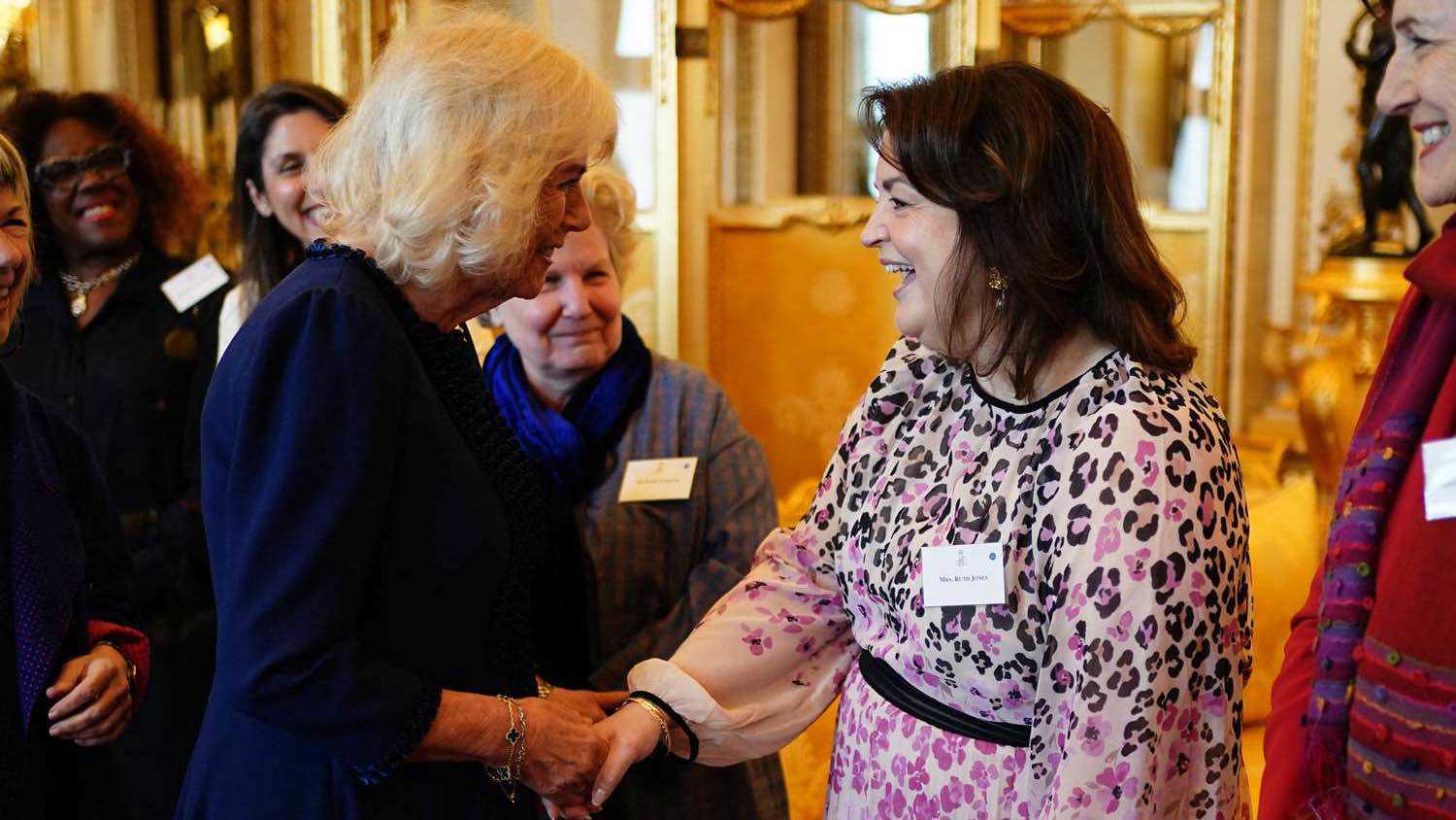 انتقادات للملكة كاميلا بعد تعليقها على وزن ممثلة