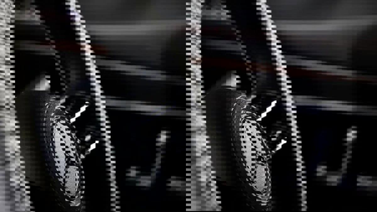 "مرسيدس بنز" تطلق أول سيارة ذاتية القيادة من المستوى الثالث