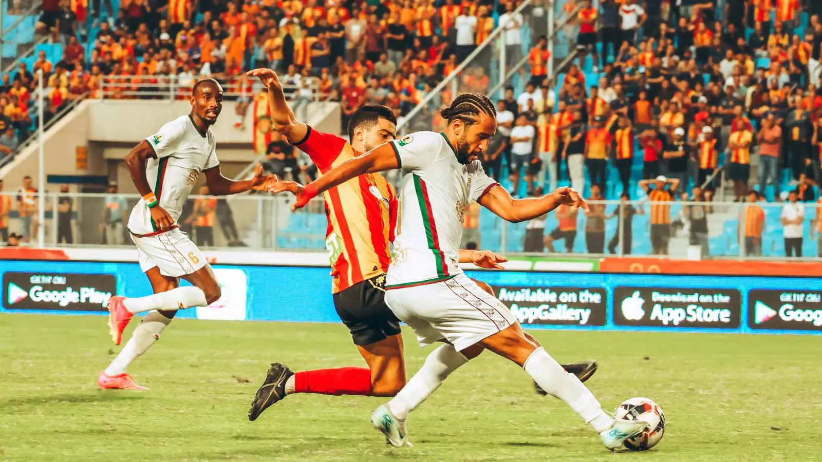 اتهامات بالتلاعب.. بداية كارثية للجزائري الحيمودي في لجنة الحكام بالدوري التونسي