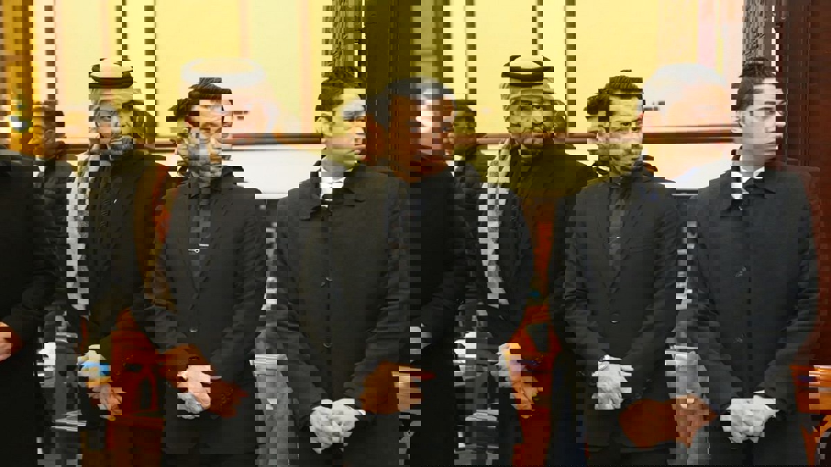 ايهاب توفيق يجهش بالبكاء في عزاء والده.. و"لفتة طيبة" من حسين الجسمي (صور)