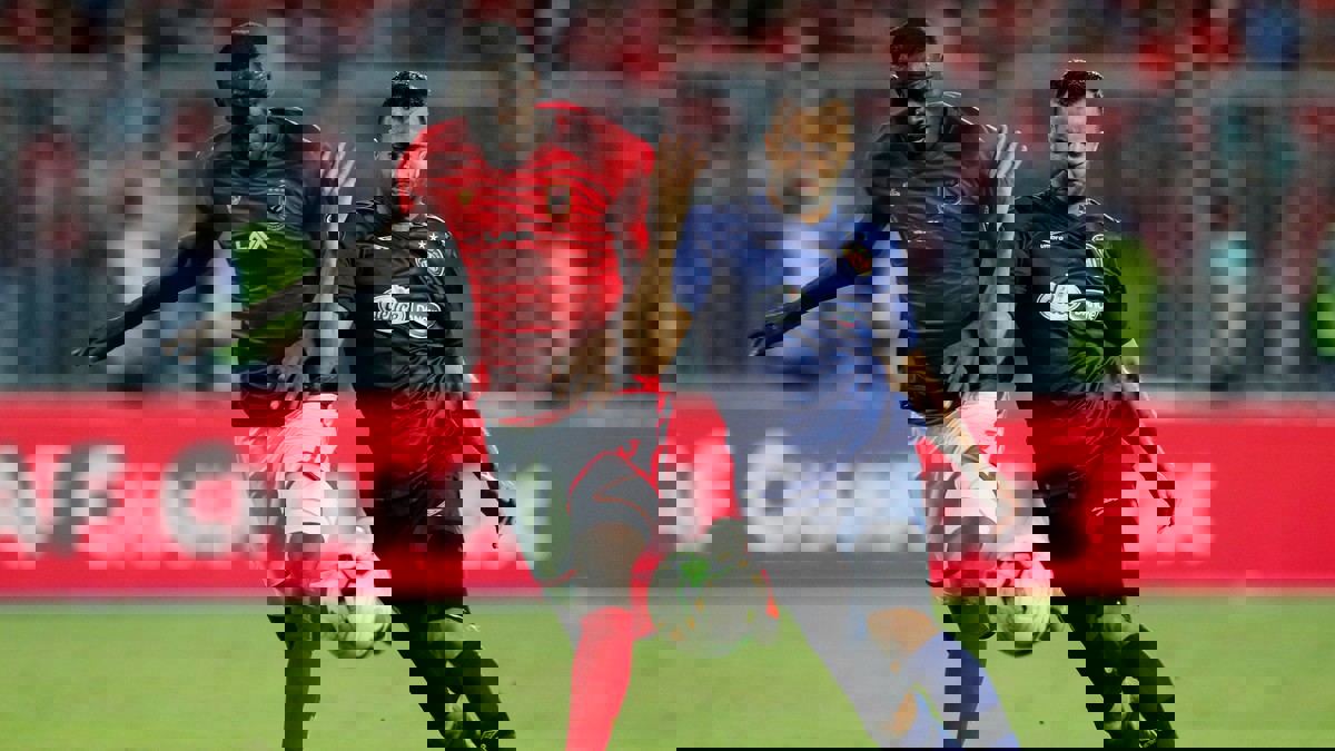 النادي الأهلي المصري يبلغ مدافعه بالرحيل في يناير