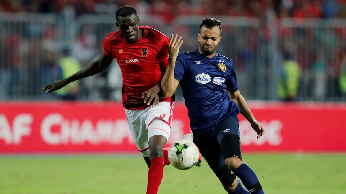 النادي الأهلي المصري يبلغ مدافعه بالرحيل في يناير